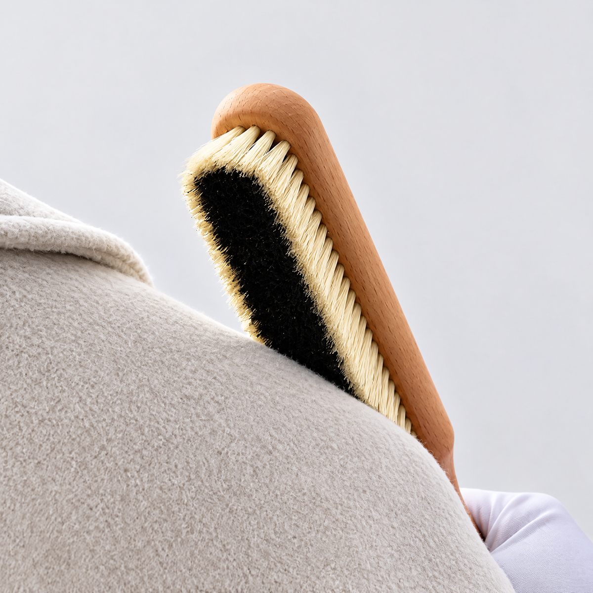 NzorKvil Wooden Clothes Brush – Garment Lint & Dust Brush for Wool Coats, Jackets & Suits